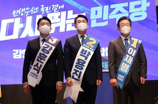 더불어민주당이 새 지도부를 선출하는 8·28 전당대회 지역 순회 경선을 시작한 6일, 강원 원주시 한라대학교 대강당에서 열린 합동연설회에서 강훈식(왼쪽부터), 박용진, 이재명 당 대표 후보가 포즈를 취하고 있다. 사진=연합뉴스
