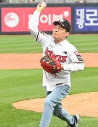 [포토] 이재준 수원특례시장, 6일 kt 위즈 홈경기에서 시구