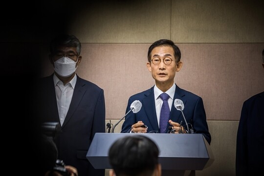 행정안전부에 경찰국이 정식 출범한 지난 2일 서울 경찰청에서 김호철 국가경찰위원회 위원장과 위원들이 경찰국 강행에 유감을 표명하는 기자회견을 하고 있다. 사진=최준필 기자