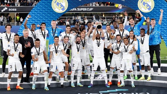 레알이 UEFA 슈퍼컵에서 우승하며 시즌 첫 우승컵을 들어올렸다. 사진=레알 마드리드 페이스북