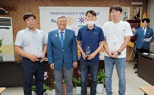 임관수 회장이 새로 가입한 회원들에게 회원패를 전달하고 있다. 사진=김현술 기자