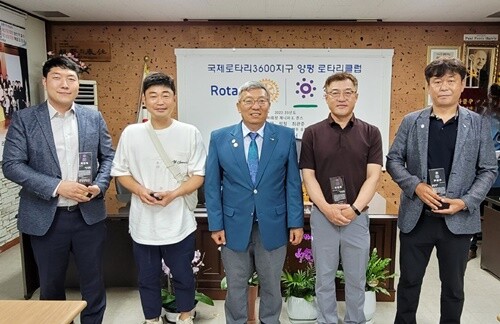 임관수 회장이 새로 가입한 회원들에게 회원패를 전달하고 있다. 사진=김현술 기자