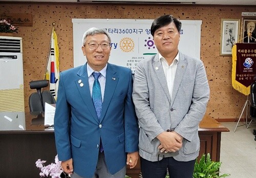 로타리재단에 1,000$(130만원)를 기부한 백수길 회원(오른쪽)에게 기부 핀을 전달한 임관수 회장. 사진=김현술 기자