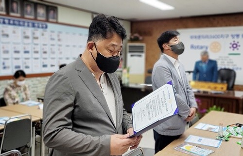 로타리 강령과 네가지 표준을 낭독하는 김창민 차기회장. 사진=김현술 기자