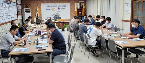 주회를 진행하는 양평로타리클럽 임관수 회장. 사진=김현술 기자