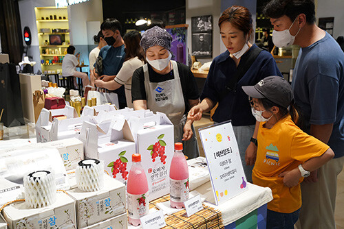 경북 지역 우수한 농산물 가공상품 홍보판매 기획전이 신세계백화점 대구점 지하 1층 행사장에서 열리고 있다. 사진=경북도 제공