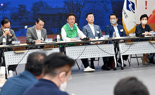 '경북 농업대전환 추진위원회' 출범식이 17일 경북도청 화백당에서 열리고 있다. 사진 왼쪽 세번째 이철우 지사 사진=경북도 제공