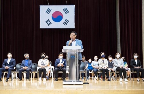 정상욱 양평군체육회장 직무대행이 축사를 하고 있다. 사진=양평군탁구협회 제공