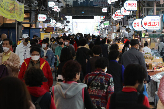 서울의 한 전통시장에서 시민들이 장을 보고 있다. 사진=박은숙 기자