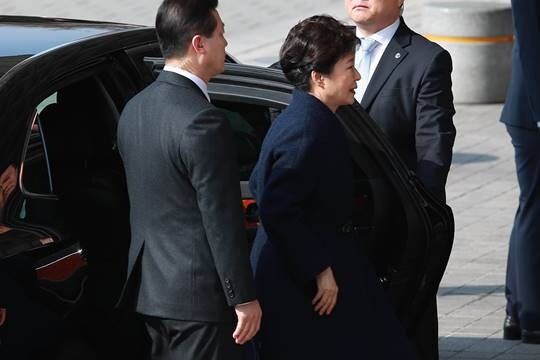 박근혜 전 대통령이 '국정농단사건' 첫 조사를 받기 위해 2017년 3월 21일 오전 서울 서초동 서울중앙지검에 들어서고 있다. 사진=사진공동취재단
