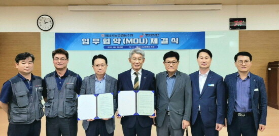 협약식 모습. 왼쪽 세 번째부터 김대식 센터장, 박상진 마산시농협 조합장. 사진=경남농협 제공