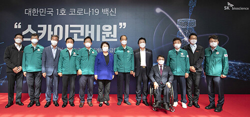 SK바이오사이언스㈜에서 개발한 국산 1호 코로나19 백신의 국내 공급을 위한 출하 기념식이 2일 경북바이오산업단지에서 열리고 있다. 이날 행사에는 한덕수 국무총리, 이철우 도지사, 최창원 에스케이디스커버리 부회장, 정춘숙 보건복지위원회 위원장, 강기윤 보건복지위원회 간사, 김형동 국회의원, 권기창 안동시장, 이기일 보건복지부 제2차관 등 관계자들이 대거 참석했다. 사진=경북도 제공