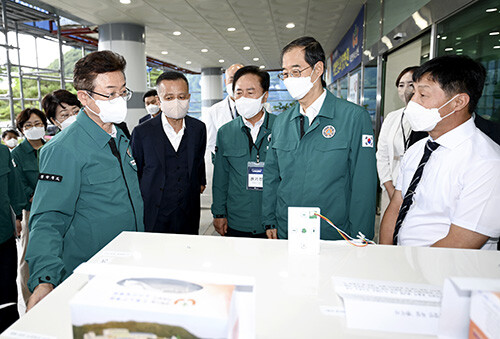 지난 2일 한덕수 국무총리와 이철우 지사가 도립안동노인전문요양병원을 방문하고 있다, 이날 한 총리는 음압장비 설치 후 확진자와 사망자 감소 효능을 보고 받은 후 대한민국 과학방역의 모델이라며 극찬했다. 사진=경북도 제공