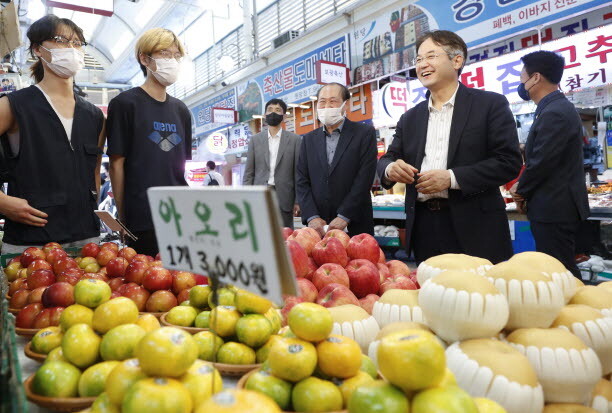 이동환 고양시장이 추석을 맞아 전통시장 민생 탐방에 나섰다. 사진=고양시 제공