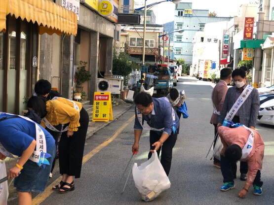 더불어민주당 양산갑 이재영 위원장과 주요 당원들이 지난 9월 8일 남부시장 일원에서 추석 명절맞이 거리청소 봉사를 하고 있다. 사진=더불어민주당 양산갑 지역위원회 제공