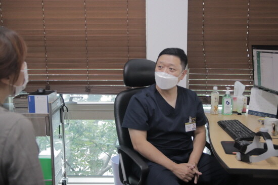이비인후과 이일우 과장 진료 모습. 사진=온종합병원 제공