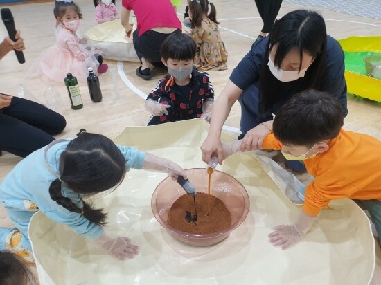 ‘찾아가는 꿈나래 유아과학교실’ 진행 장면. 사진=국립부산과학관 제공