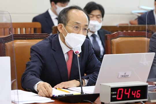 추경호 경제부총리 겸 기획재정부 장관이 1일 국회에서 열린 기획재정위원회 전체회의에서 의원 질의에 답변하고 있다. 사진=박은숙 기자