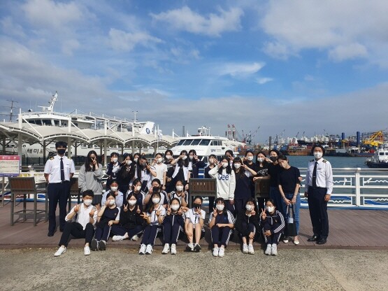 부산지역 청소년 초청 부산항 견학 행사 모습. 사진=부산항만공사 제공