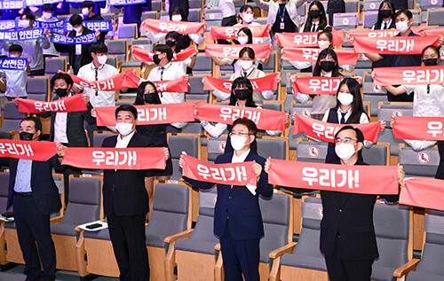 지난 16일 도청에서 ‘안전-플로깅’ 캠페인 활성화를 위한 청소년안전지킴이 발대식이 열리고 있다. 앞줄 오른쪽 두번째 이철우 지사 사진=경북도 제공