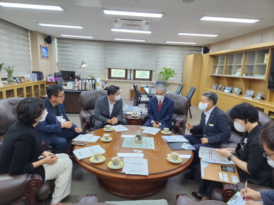 홍태용 시장이 박종훈 교육감과 교육 현안을 논의하는 모습. 사진=김해시 제공