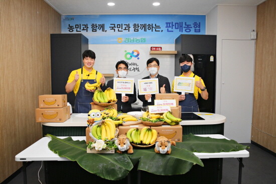 왼쪽 두 번째부터, 김갑문 경남농협 경제부본부장, 김주환 광역연합사업단장, 강승훈 바나나 농장주. 사진=경남농협 제공