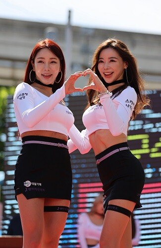 24일 오전 11시께 대구 남산동 자동차부속골목에서 '2022 대구스트리트모터페스티벌(DSMF2022)'에서 레이싱모델들이 포즈를 취하고 있다. 사진=남경원 기자