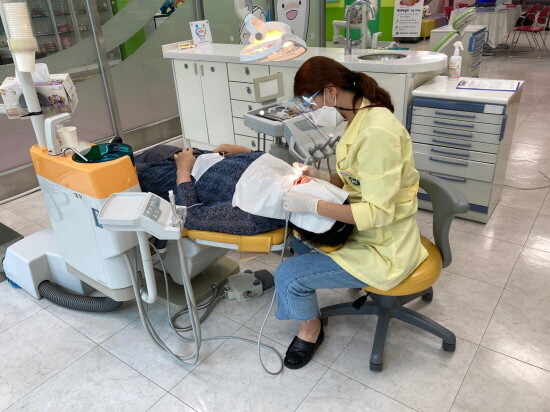 취약계층 구강질환 예방 위한 스케일링 무료 시행 장면. 사진=김해시 제공