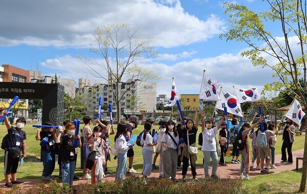 대구성당초등학교 학생들이 대구민주시민교육센터의 역사 테마길 탐방 프로그램에서 태극기를 들고 만세를 하고 있다. 사진=대구교육청 제공