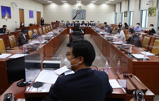 지난 4월 21일 여의도 국회에서 열린 과학기술정보방송통신심의위원회의 정보통신방송법안심사소위원회. 이날 열린 소위에서 망 사용료와 관련한 전기통신사업법 개정안을 다뤘다. 사진=국회사진공동취재단