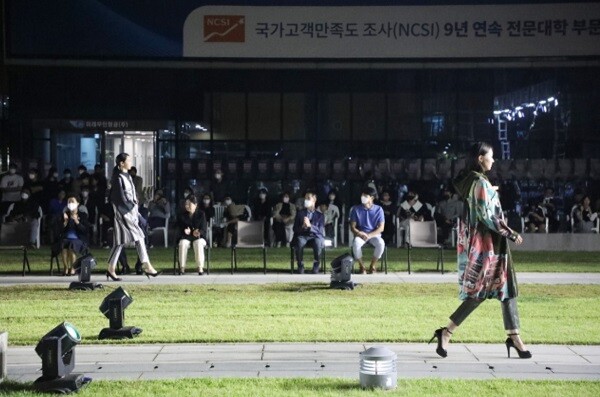 지난달 29일 영남이공대 천마스퀘어 잔디광장에서 모델들이 워킹을 선보이고 있다. 사진=영남이공대 제공