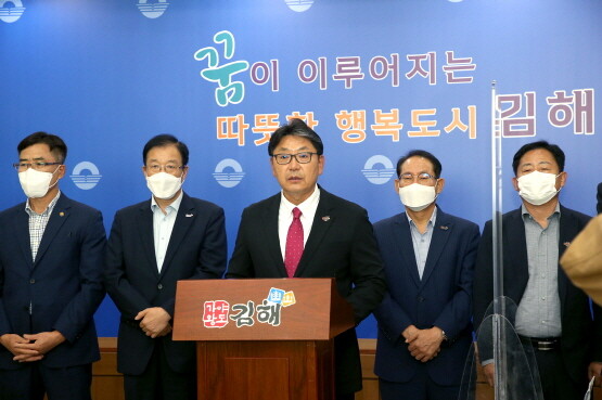 홍태용 김해시장이 취임 100일을 맞아 기자회견을 갖는 모습. 사진=김해시 제공