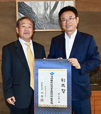 지난 4일 이철우 지사가 대구 인터불고 호텔에서 오카야마 젠이치로 교수를 '경북도 명예 홍보대사'로 위촉하고 있다. 사진=경북도 제공