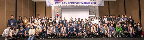 '영·호남 보건환경 분야 연구과제 공동 워크숍' 참가자들이 기념촬영을 하고 있다. 사진=경북도 제공
