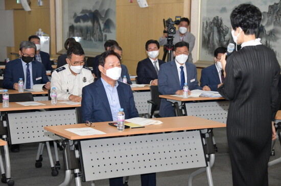 고위직공무원 대상 폭력예방교육 진행 모습. 사진=경남도 제공