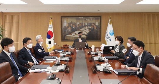 이창용 한국은행 총재가 12일 오전 서울 중구 한국은행에서 열린 금융통화위원회 정기회의를 주재하고 있다. 사진=사진공동취재단