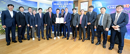 경북도와 미국 오렌지카운티 뉴포트비치시 간 세계 최초 메타버스 연계 국제 지자체간 협업모델인 국제 메타버스 영화제 추진을 위한 업무협약식이 18일 경북도청에서 열리고 있다. 사진=경북도 제공