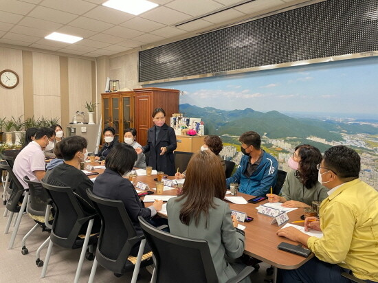 정관읍지역사회보장협의체 위원 누짠이 협의체 위원들과 행사 관련 회의를 하고 있다. 사진=기장군 제공