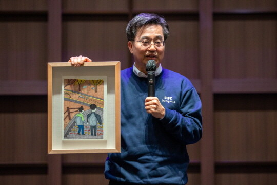 김동연 경기도지사가 20일 수원 컨벤션센터에서 열린 제9회 한국피플퍼스트대회에서 발달장애인 황진호 작가로부터 구입한 '아빠와 함께'라는 작품을 소개하고 있다. 사진=경기도 제공