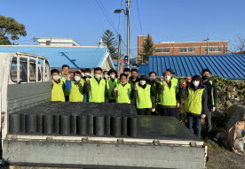 강화군시설관리공단은 지난 19일 강화읍에서 연탄 나눔봉사를 전개했다. 사진=강화군시설관리공단 제공