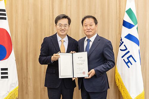 정동균 전 양평군수(오른쪽)가 26일 김동연 경기도지사로부터 경기도시장상권진흥원 이사장 임명장을 받고 있다. 정 이사장은 전통시장과 골목상권에 활력을 불어넣어 양평군 지역경제 활성화와 경기 동부권 지역의 성공적 균형발전을 위해 최선을 다하겠다고 취임 소감을 밝혔다. 사진=경기도청 제공