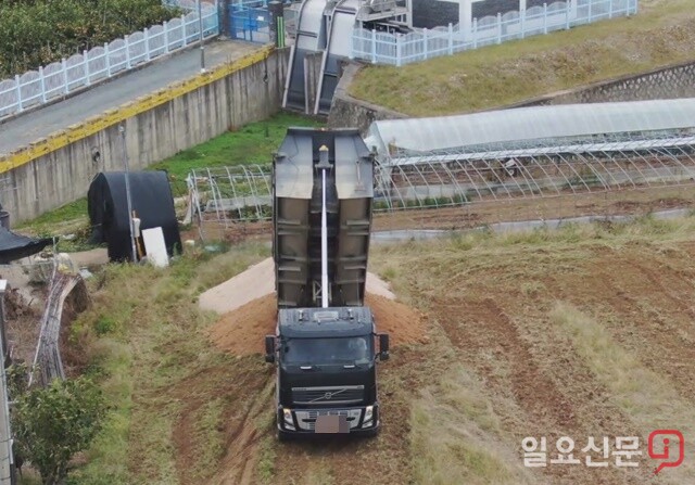 현대건설 건설현장에서 출발한 덤프트럭이 밀양시 내일동 일원에 토사를 무단투기하는 모습. 사진=정민규 기자