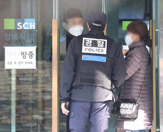 서울 용산구 이태원동 일대에 핼러윈을 앞두고 최소 수만 명의 인파가 한꺼번에 몰리면서 대규모 압사 참사가 벌어진 가운데 실종자 가족들이 30일 오전 서울 용산구 순천향대병원 장례식장에 혹시 모를 가족을 찾고 있다. 사진=박정훈 기자