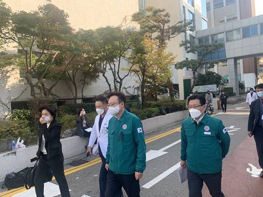 조규홍 보건복지부장관(오른쪽에서 두번째)과 복지부 관계자, 순천향 서울병원 관계자 등이 현장점검을 위해 순천향 서울병원 안으로 들어가고 있다. 사진=김정아 기자