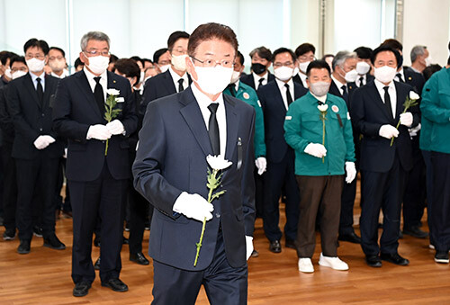 31일 이철우 지사가 도청에 마련된 합동분향소를 찾아 조문하고 있다. 사진=경북도 제공