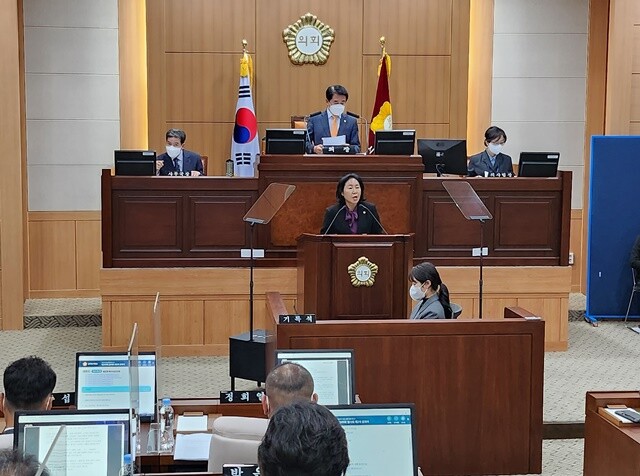 김해시의회에서 시정 질문하는 이미애 의원. 사진=정민규 기자