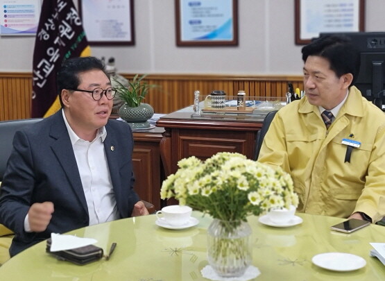 허용복 도의원(왼쪽)이 조영선 양산시교육장과 간담회를 갖는 모습. 사진=허용복 의원 제공