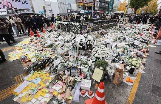 11월 3일 오후 서울 용산구 이태원역에 마련된 추모공간이 희생자를 기리는 국화와 시민들이 작성한 추모 메시지로 가득 메워져 있다. 사진=박정훈 기자