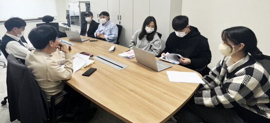 ‘빅데이터로 동네 문제해결 공모대회’ 집중 멘토링 실시 모습. 사진=경상국립대 제공