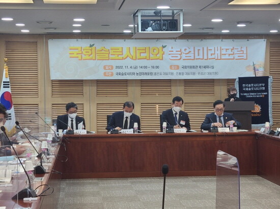 간담회 모습. 정면 맨 왼쪽이 홍태용 김해시장. 사진=김해시 제공